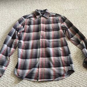 Men’s Gap classic fit flannel button down shirt in size small.